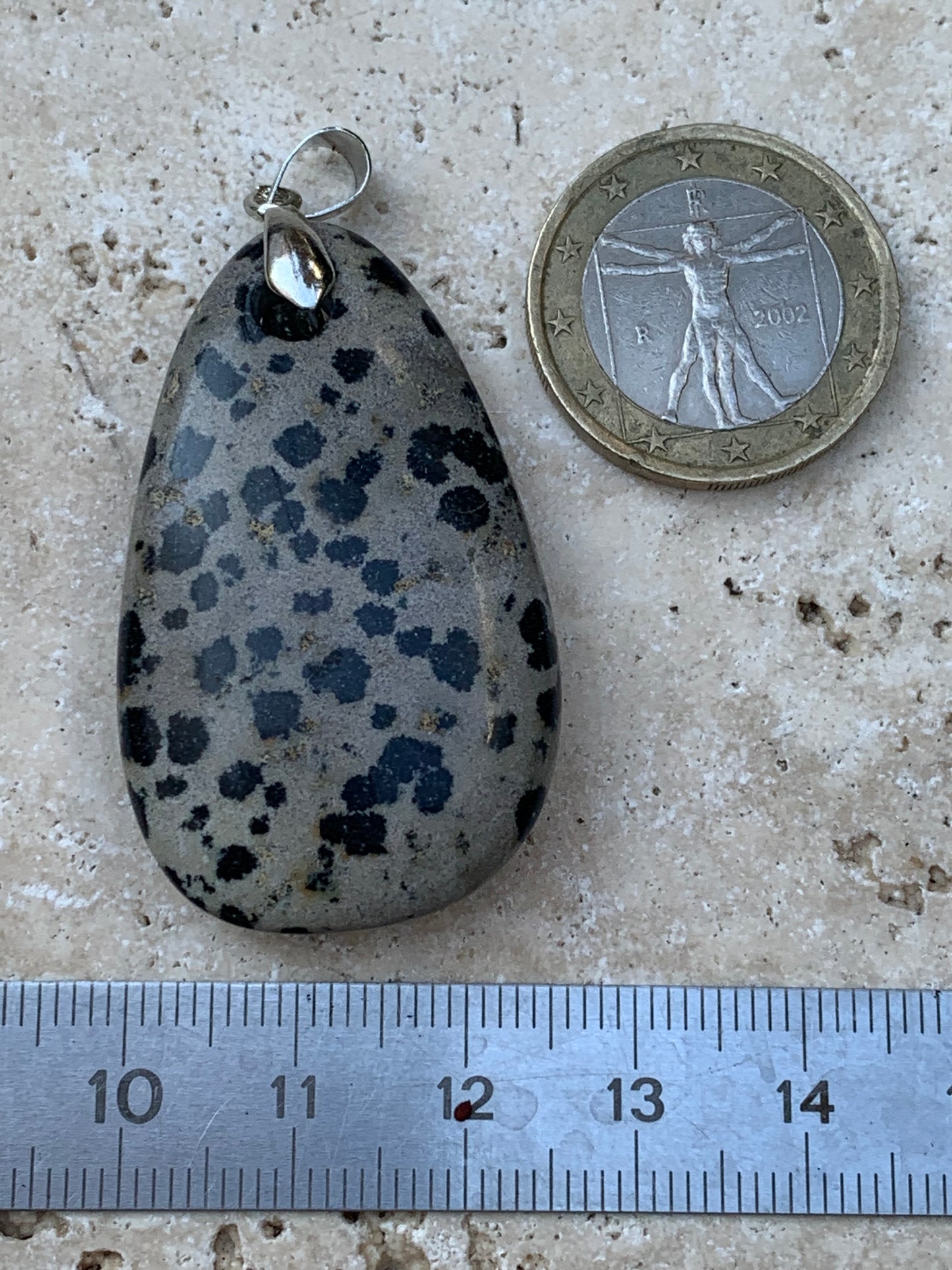 Jaspe Dalmatien, pendentif de 54mm de ht x26 x10. Vendu avec un cordon réglable de couleur noire !