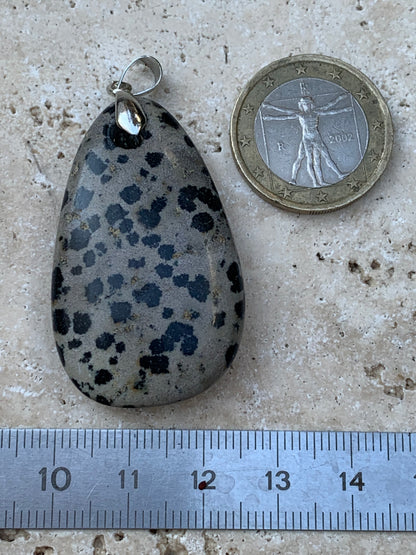 Jaspe Dalmatien, pendentif de 54mm de ht x26 x10. Vendu avec un cordon réglable de couleur noire !