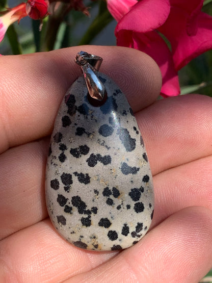 Jaspe Dalmatien, pendentif de 54mm de ht x26 x10. Vendu avec un cordon réglable de couleur noire !
