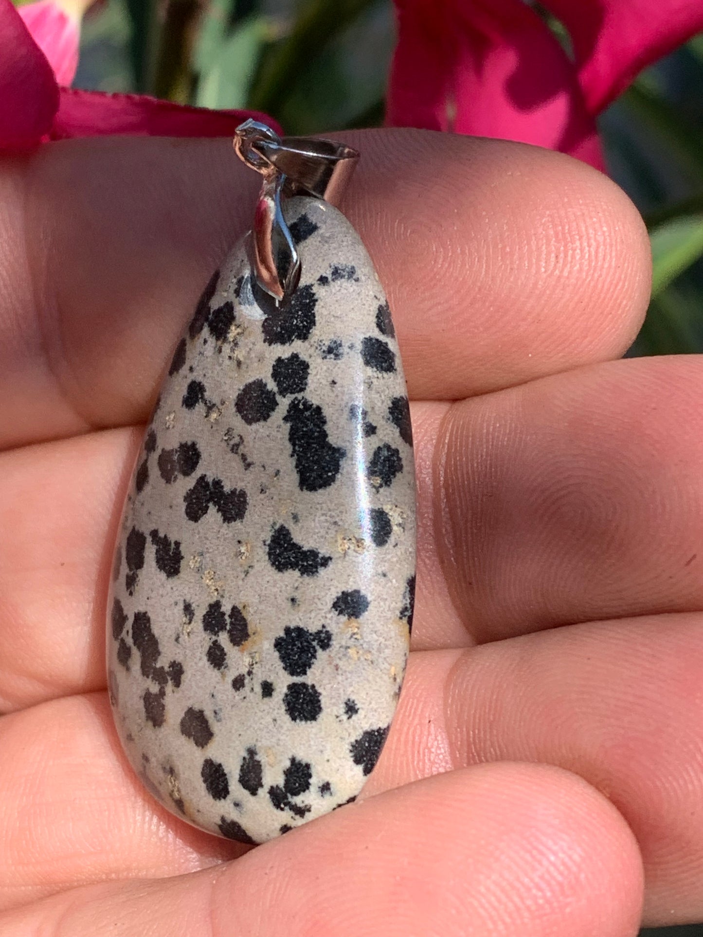 Jaspe Dalmatien, pendentif de 54mm de ht x26 x10. Vendu avec un cordon réglable de couleur noire !