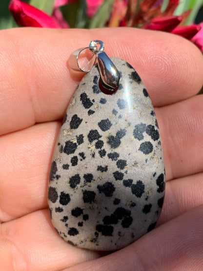 Jaspe Dalmatien, pendentif de 54mm de ht x26 x10. Vendu avec un cordon réglable de couleur noire !