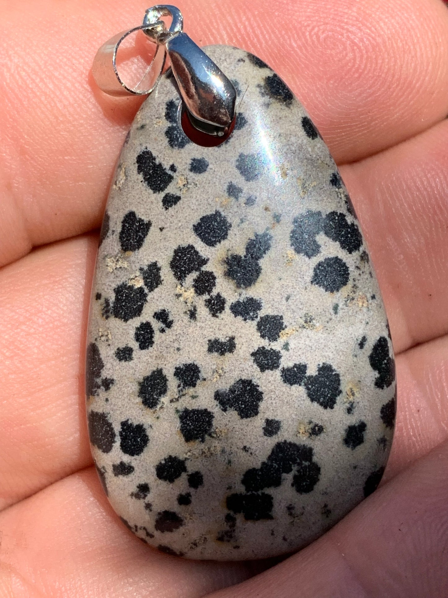Jaspe Dalmatien, pendentif de 54mm de ht x26 x10. Vendu avec un cordon réglable de couleur noire !