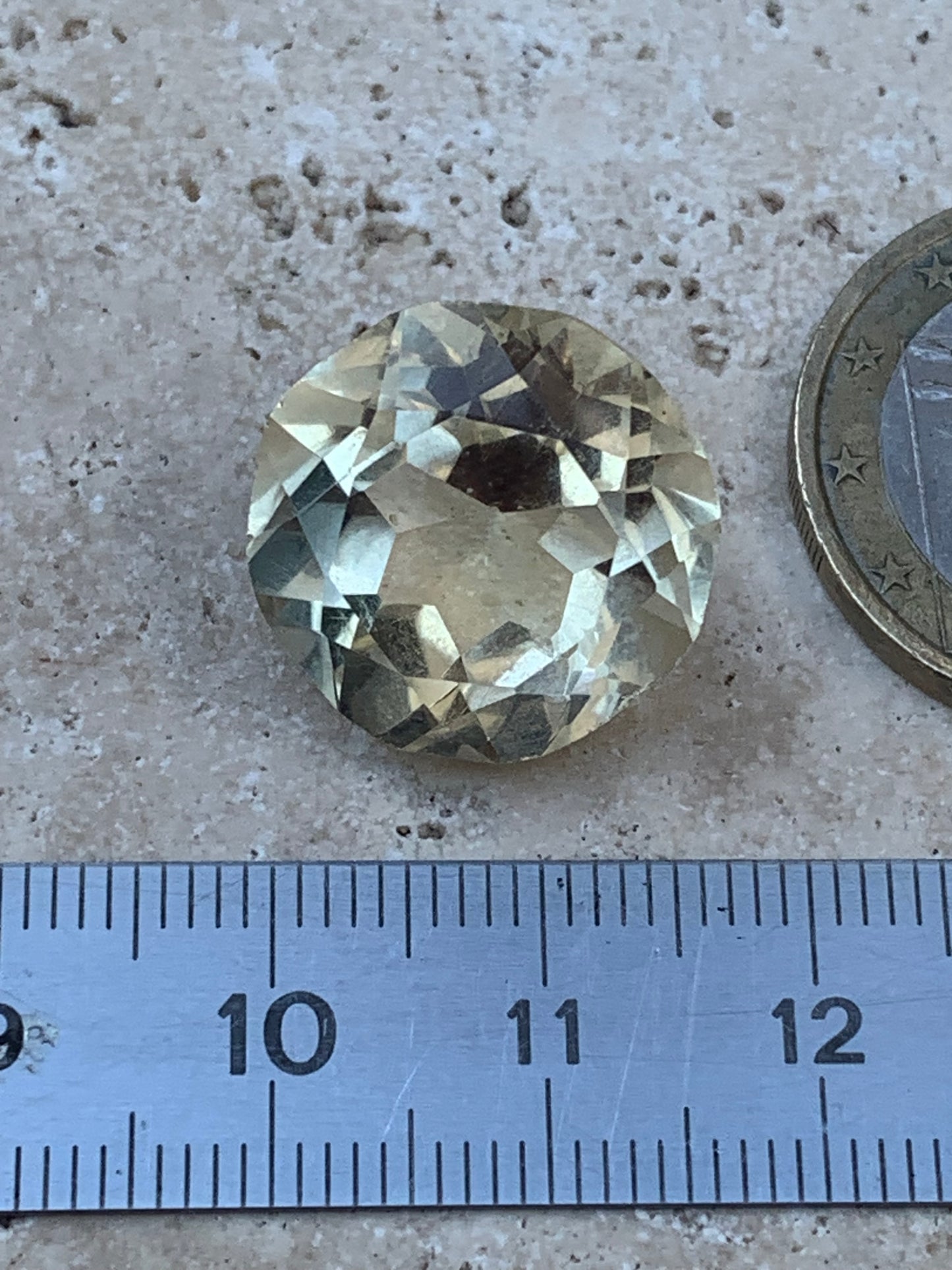 Citrine, pierre taillée de 13mm de diamètre x12 - 18,5 carats. Parfait en bijouterie, collection ,exposition...