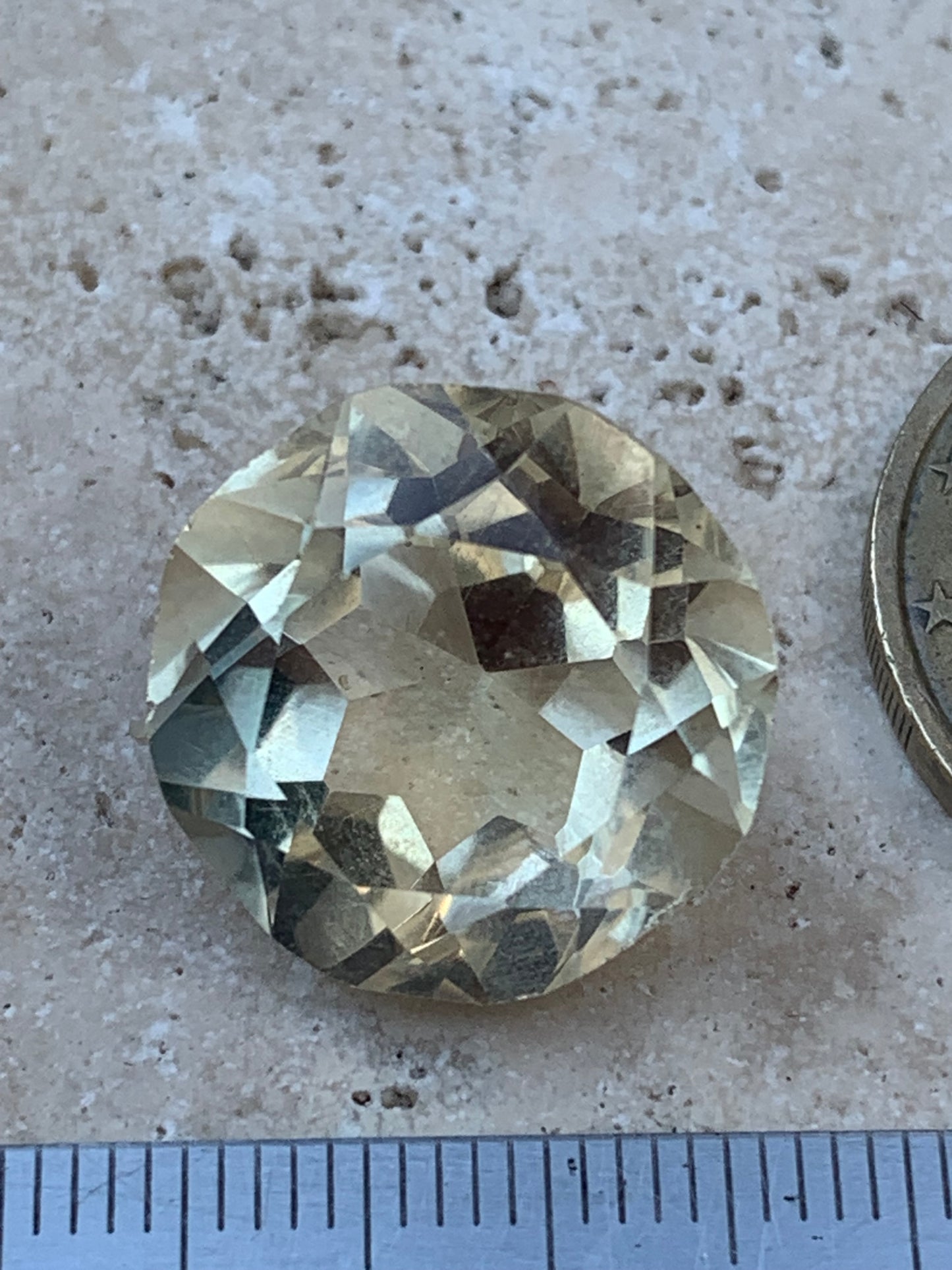 Citrine, pierre taillée de 13mm de diamètre x12 - 18,5 carats. Parfait en bijouterie, collection ,exposition...
