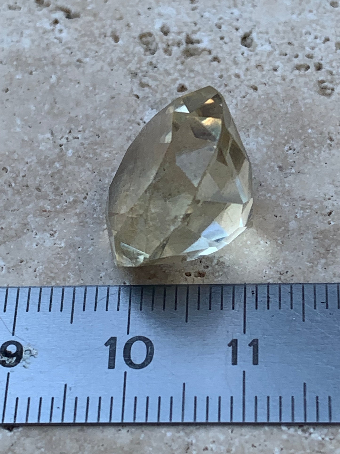 Citrine, pierre taillée de 13mm de diamètre x12 - 18,5 carats. Parfait en bijouterie, collection ,exposition...