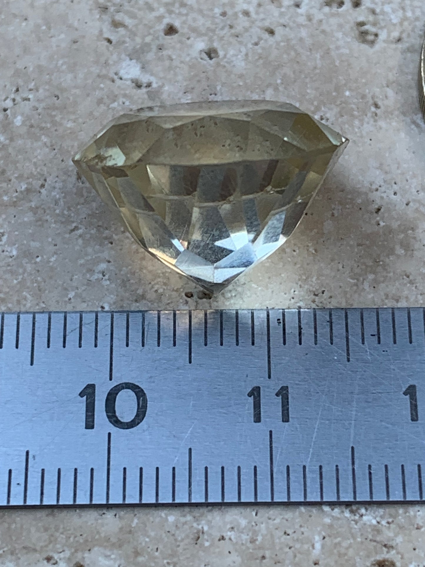 Citrine, pierre taillée de 13mm de diamètre x12 - 18,5 carats. Parfait en bijouterie, collection ,exposition...