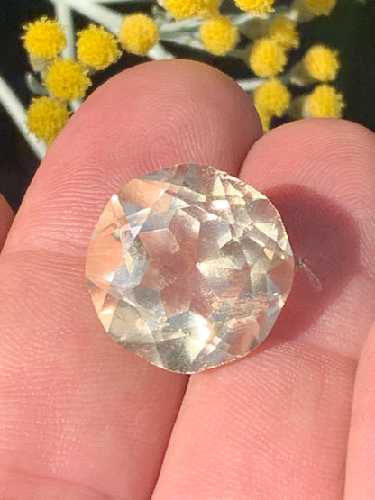 Citrine, pierre taillée de 13mm de diamètre x12 - 18,5 carats. Parfait en bijouterie, collection ,exposition...