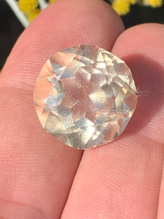 Citrine, pierre taillée de 13mm de diamètre x12 - 18,5 carats. Parfait en bijouterie, collection ,exposition...