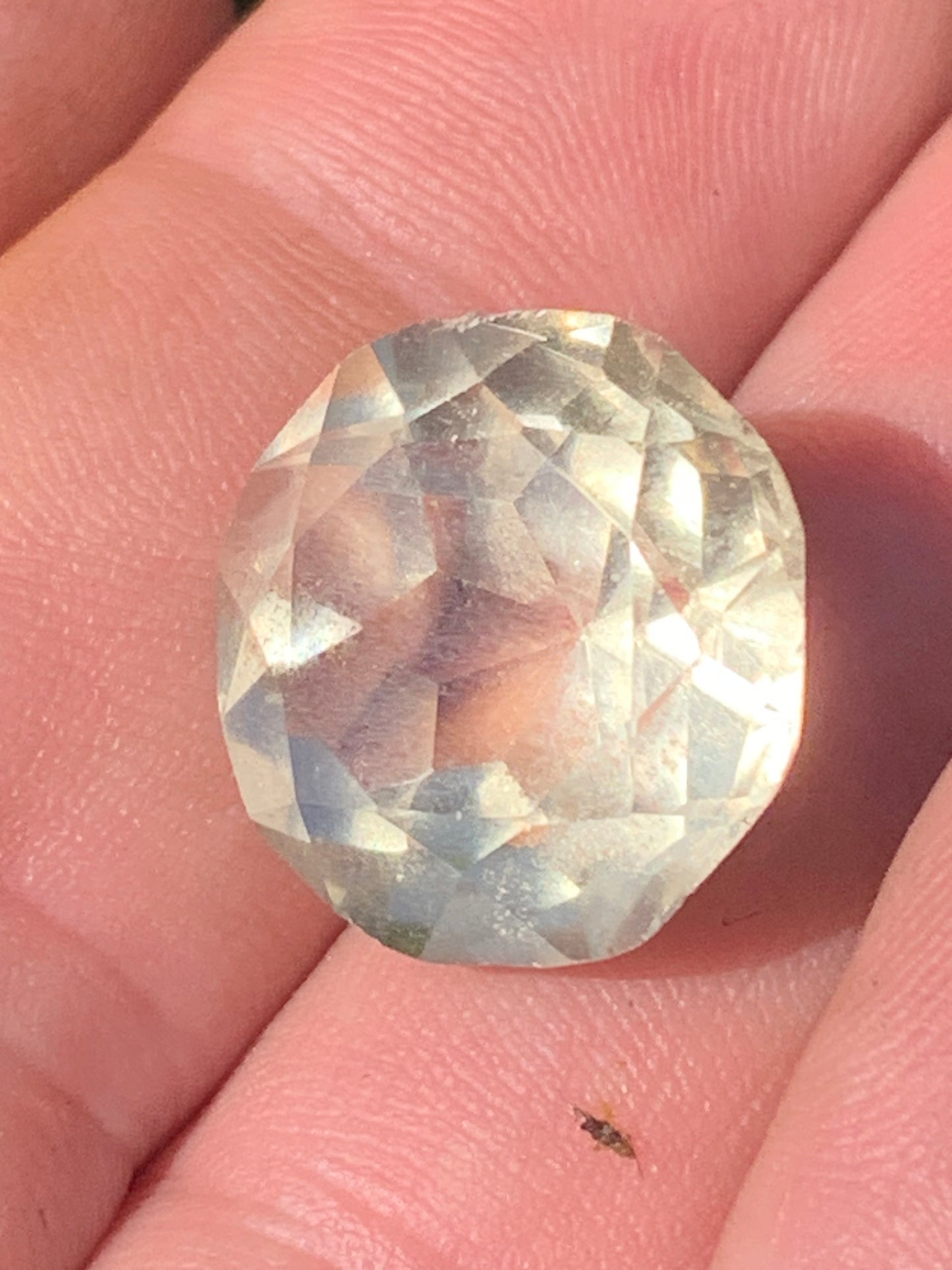 Citrine, pierre taillée de 13mm de diamètre x12 - 18,5 carats. Parfait en bijouterie, collection ,exposition...