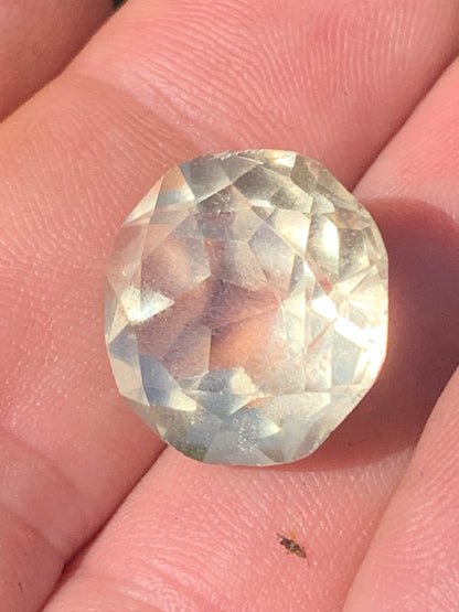 Citrine, pierre taillée de 13mm de diamètre x12 - 18,5 carats. Parfait en bijouterie, collection ,exposition...