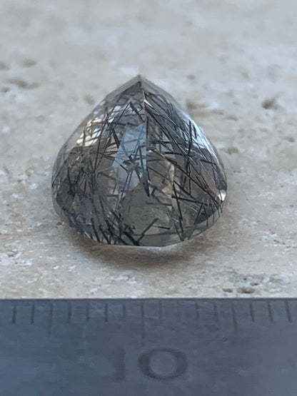 Cristal de roche/ quartz tourmaline noire, pierre taillée de 21mm x12 x 7 - 9 carats. Parfait en bijouterie, collection ,exposition, etc