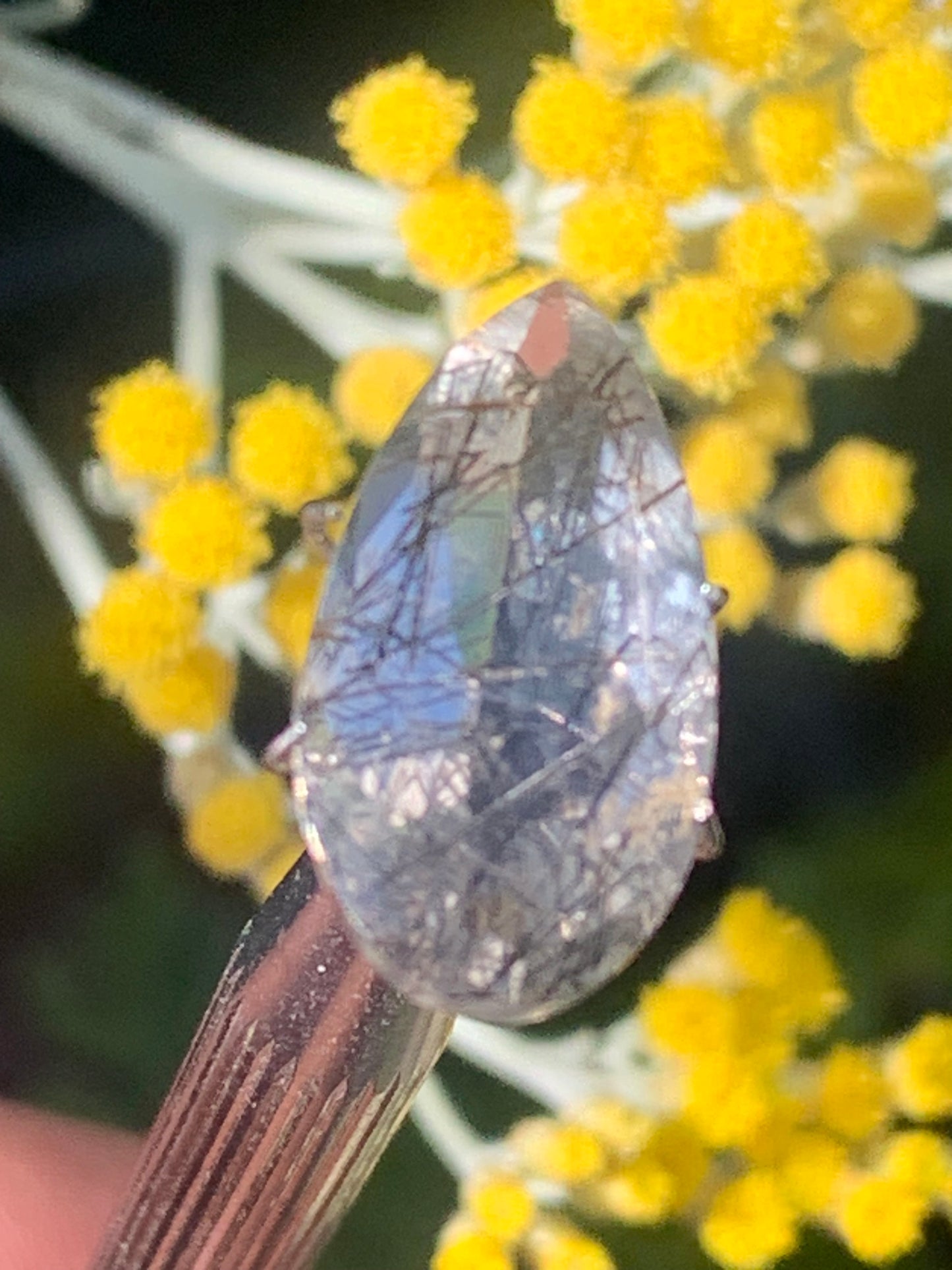 Cristal de roche/ quartz tourmaline noire, pierre taillée de 21mm x12 x 7 - 9 carats. Parfait en bijouterie, collection ,exposition, etc