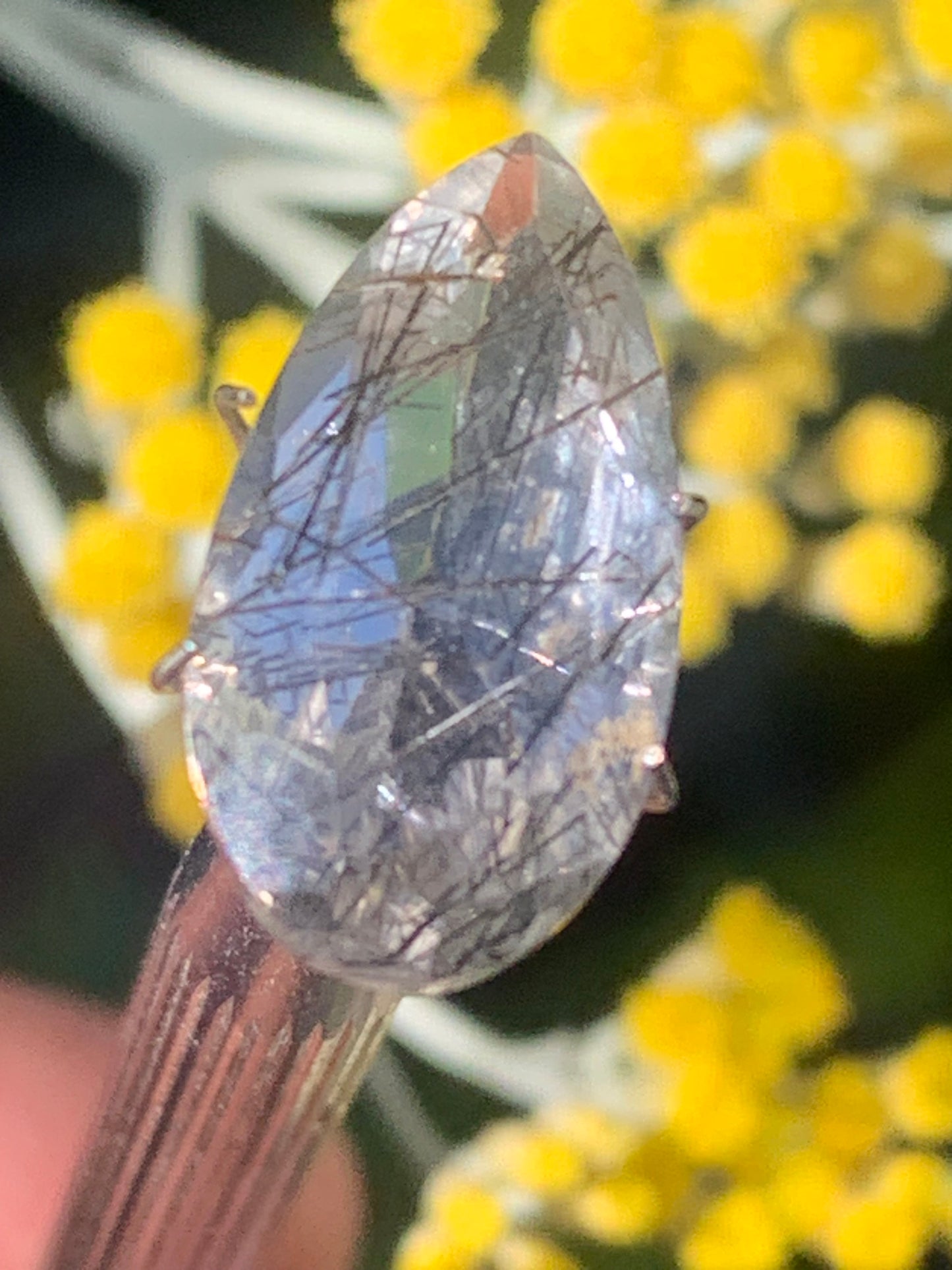 Cristal de roche/ quartz tourmaline noire, pierre taillée de 21mm x12 x 7 - 9 carats. Parfait en bijouterie, collection ,exposition, etc