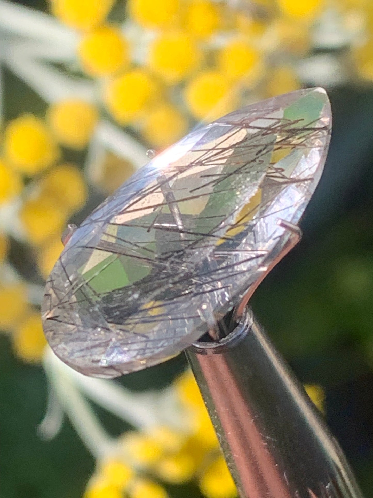 Cristal de roche/ quartz tourmaline noire, pierre taillée de 21mm x12 x 7 - 9 carats. Parfait en bijouterie, collection ,exposition, etc