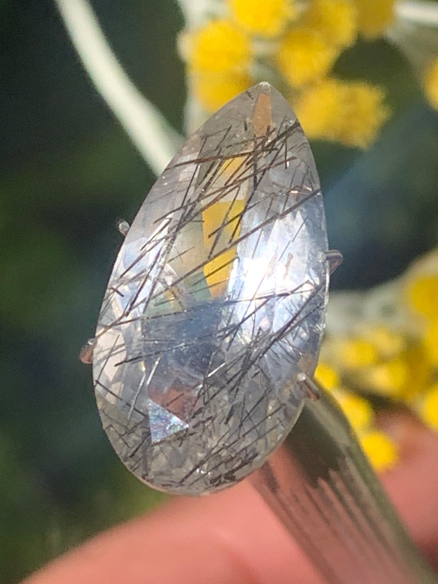 Cristal de roche/ quartz tourmaline noire, pierre taillée de 21mm x12 x 7 - 9 carats. Parfait en bijouterie, collection ,exposition, etc