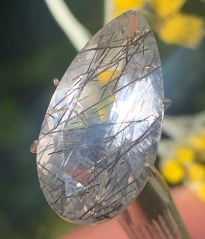 Cristal de roche/ quartz tourmaline noire, pierre taillée de 21mm x12 x 7 - 9 carats. Parfait en bijouterie, collection ,exposition, etc