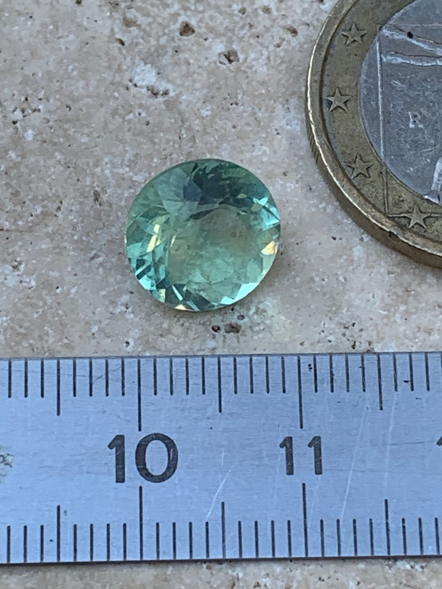 Fluorite/ Fluorine verte, pierre taillée de 10mm de diamètre x7 - 4 carats. Parfait en bijouterie, collection ,exposition...
