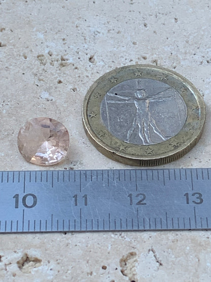 Morganite, pierre taillée de 10mm x9 x5 - 1,5 carat. Parfait en bijouterie, collection ,exposition...
