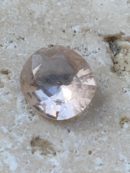 Morganite, pierre taillée de 10mm x9 x5 - 1,5 carat. Parfait en bijouterie, collection ,exposition...
