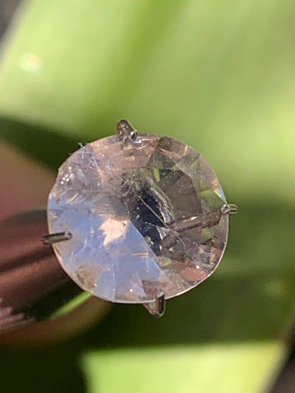 Morganite, pierre taillée de 10mm x9 x5 - 1,5 carat. Parfait en bijouterie, collection ,exposition...