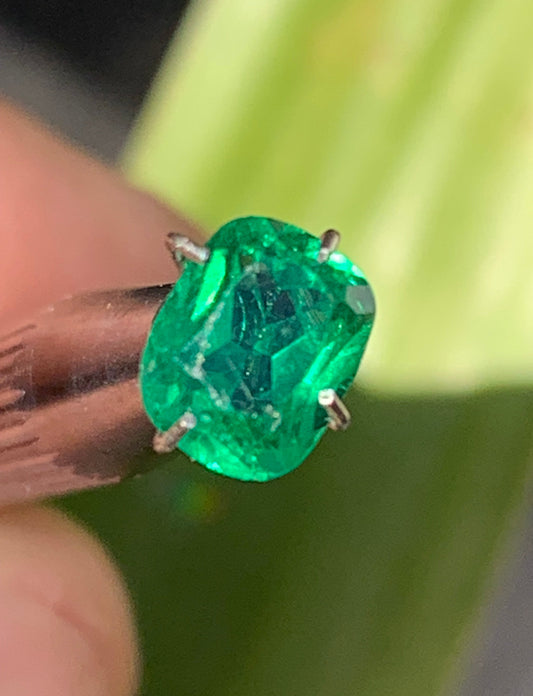 Emeraude en verre, pierre taillée de 8mm x6 x4 - 1,5 carats. Parfait en bijouterie, collection ,exposition...