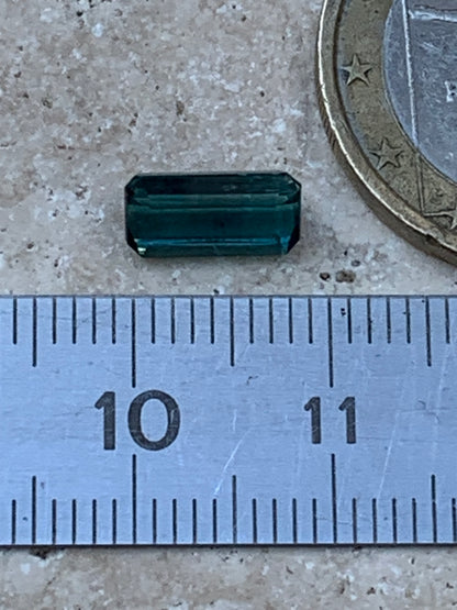 Tourmaline bleue/ Indicolite, pierre taillée de 10mm x 5 x 4 - 1,5 carat. Parfait en bijouterie, collection ,exposition...