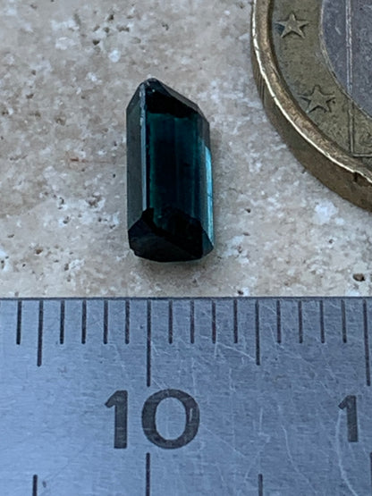 Tourmaline bleue/ Indicolite, pierre taillée de 10mm x 5 x 4 - 1,5 carat. Parfait en bijouterie, collection ,exposition...