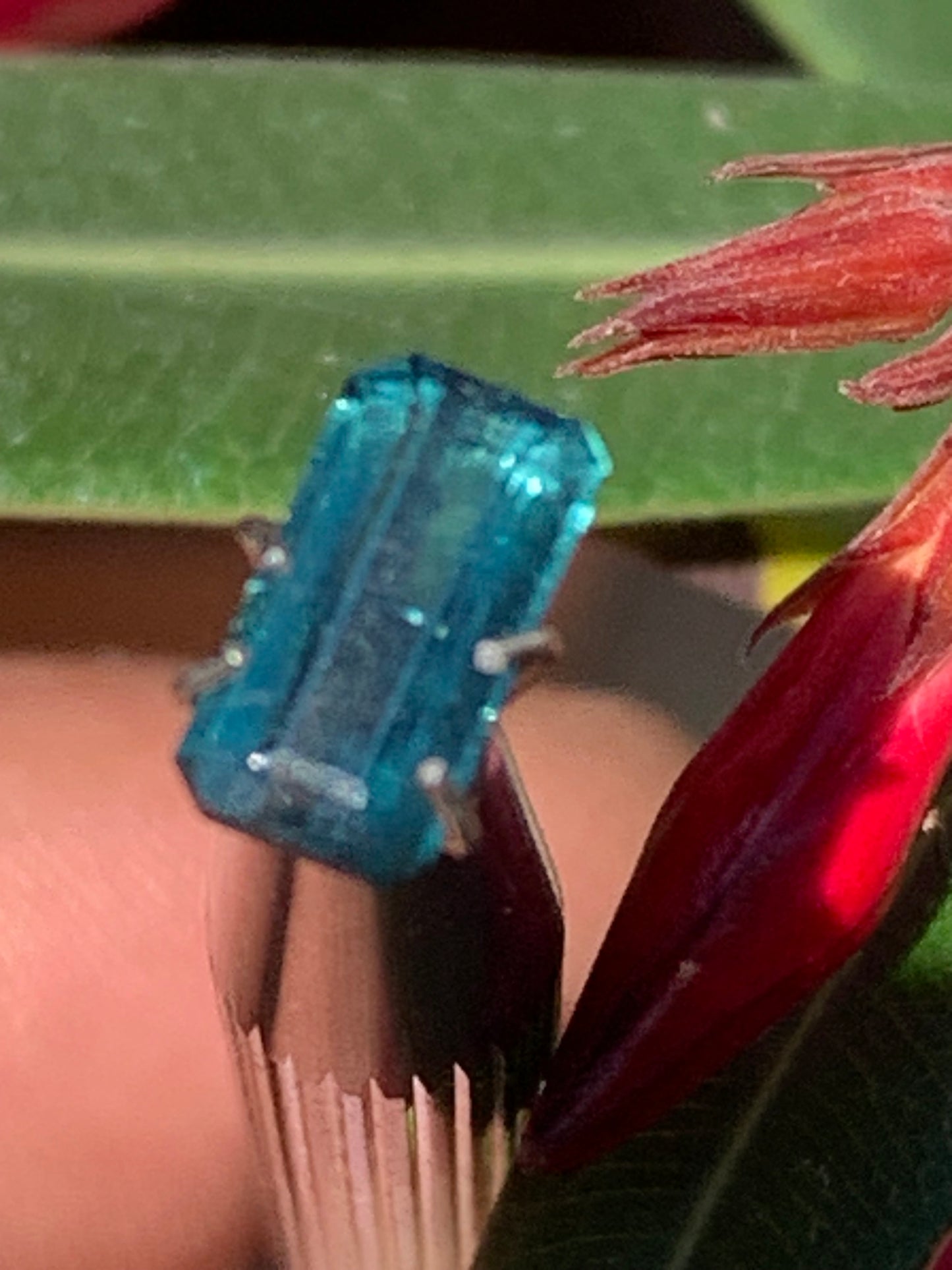 Tourmaline bleue/ Indicolite, pierre taillée de 10mm x 5 x 4 - 1,5 carat. Parfait en bijouterie, collection ,exposition...
