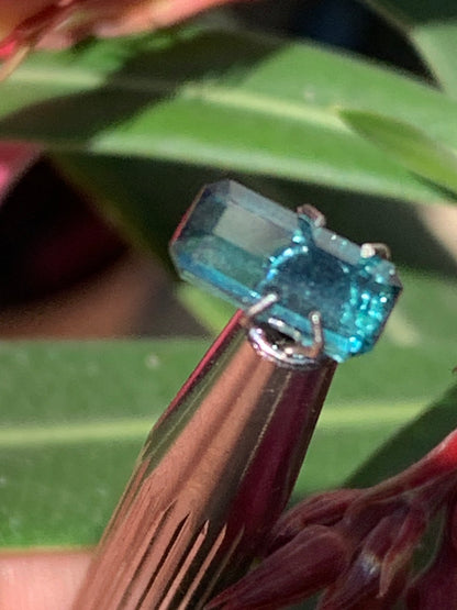 Tourmaline bleue/ Indicolite, pierre taillée de 10mm x 5 x 4 - 1,5 carat. Parfait en bijouterie, collection ,exposition...