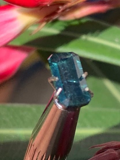 Tourmaline bleue/ Indicolite, pierre taillée de 10mm x 5 x 4 - 1,5 carat. Parfait en bijouterie, collection ,exposition...