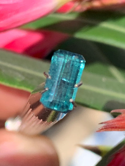 Tourmaline bleue/ Indicolite, pierre taillée de 10mm x 5 x 4 - 1,5 carat. Parfait en bijouterie, collection ,exposition...