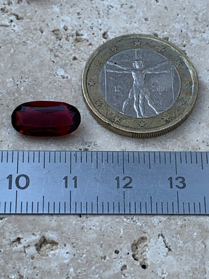 Grenat Almandin, pierre taillée de 14mm x7 x5 - 4 carats. Parfait en bijouterie, collection ,exposition...