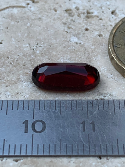 Grenat Almandin, pierre taillée de 14mm x7 x5 - 4 carats. Parfait en bijouterie, collection ,exposition...
