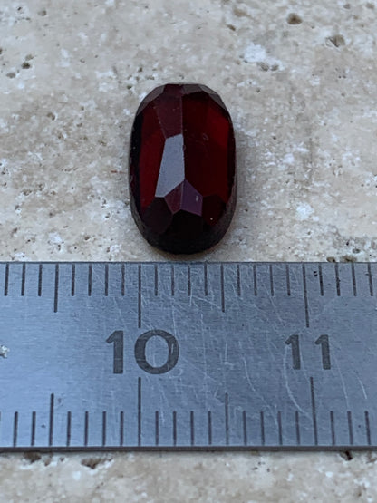 Grenat Almandin, pierre taillée de 14mm x7 x5 - 4 carats. Parfait en bijouterie, collection ,exposition...