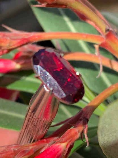 Grenat Almandin, pierre taillée de 14mm x7 x5 - 4 carats. Parfait en bijouterie, collection ,exposition...