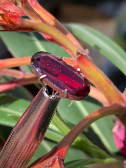 Grenat Almandin, pierre taillée de 14mm x7 x5 - 4 carats. Parfait en bijouterie, collection ,exposition...