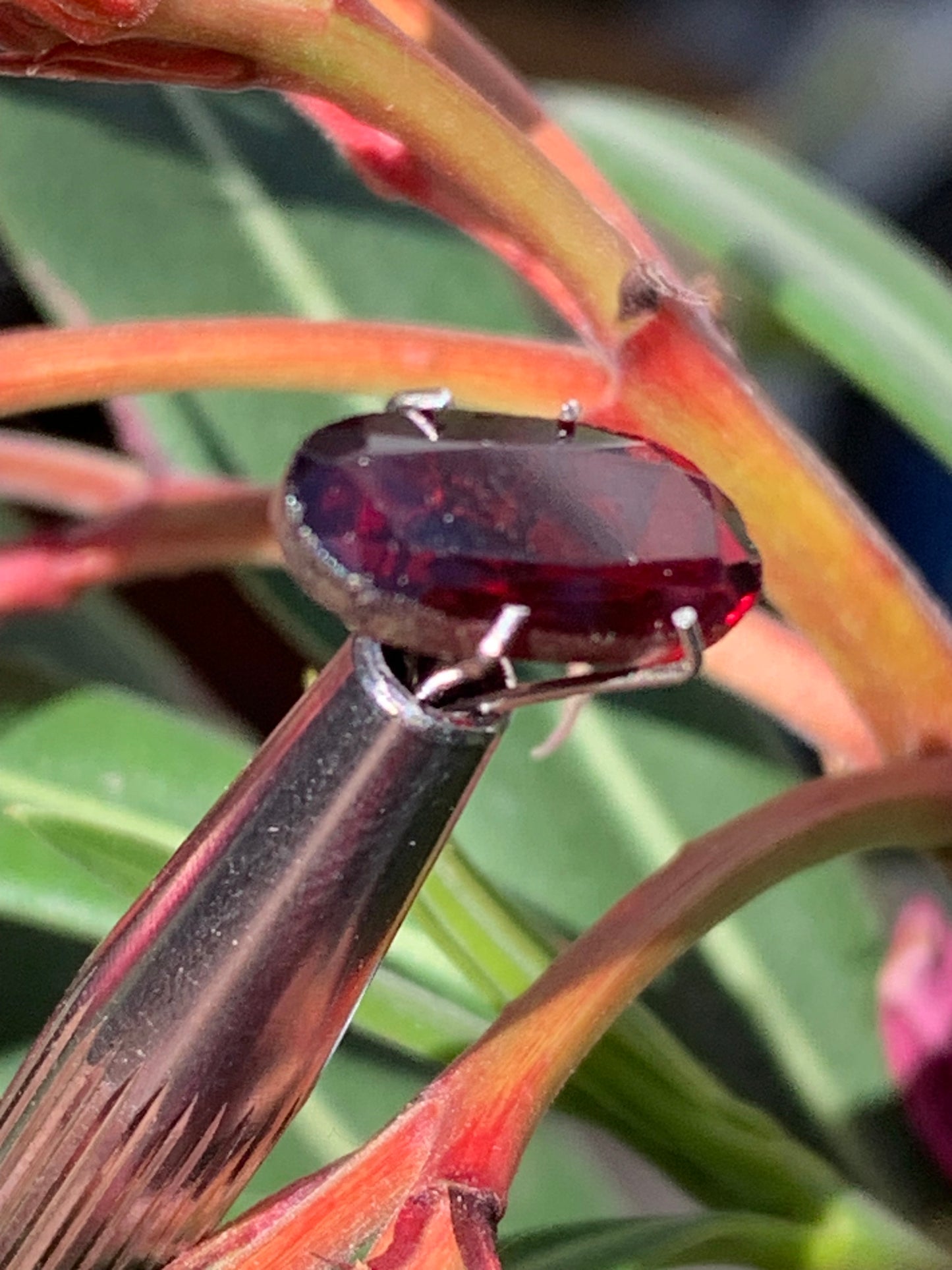 Grenat Almandin, pierre taillée de 14mm x7 x5 - 4 carats. Parfait en bijouterie, collection ,exposition...