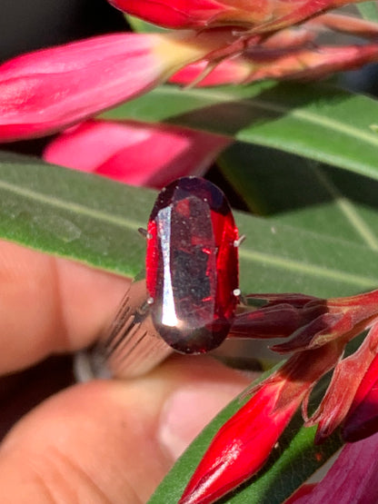Grenat Almandin, pierre taillée de 14mm x7 x5 - 4 carats. Parfait en bijouterie, collection ,exposition...