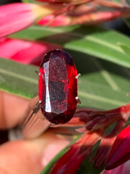Grenat Almandin, pierre taillée de 14mm x7 x5 - 4 carats. Parfait en bijouterie, collection ,exposition...