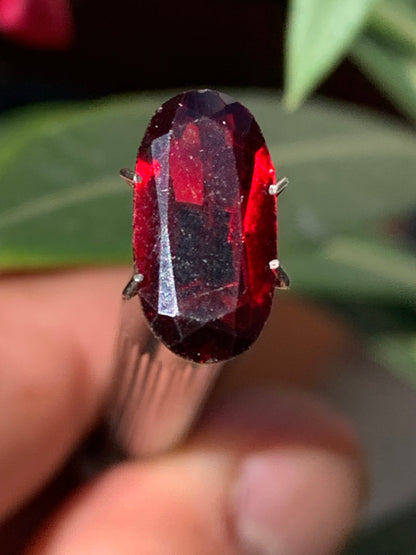 Grenat Almandin, pierre taillée de 14mm x7 x5 - 4 carats. Parfait en bijouterie, collection ,exposition...