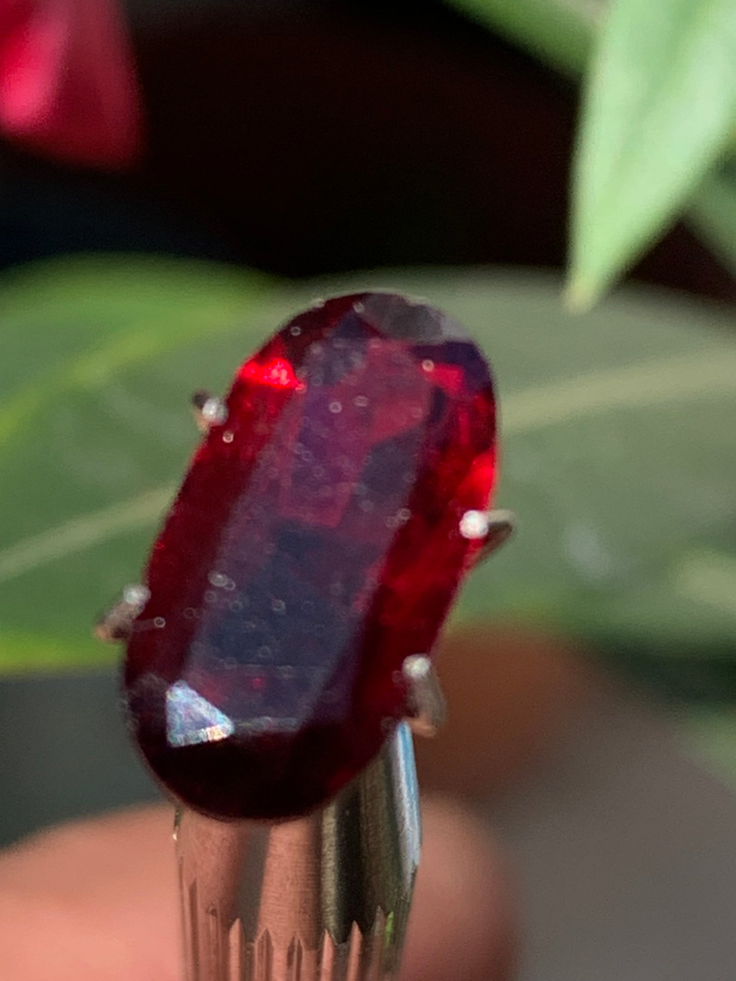 Grenat Almandin, pierre taillée de 14mm x7 x5 - 4 carats. Parfait en bijouterie, collection ,exposition...