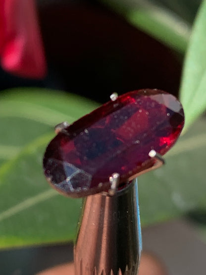 Grenat Almandin, pierre taillée de 14mm x7 x5 - 4 carats. Parfait en bijouterie, collection ,exposition...