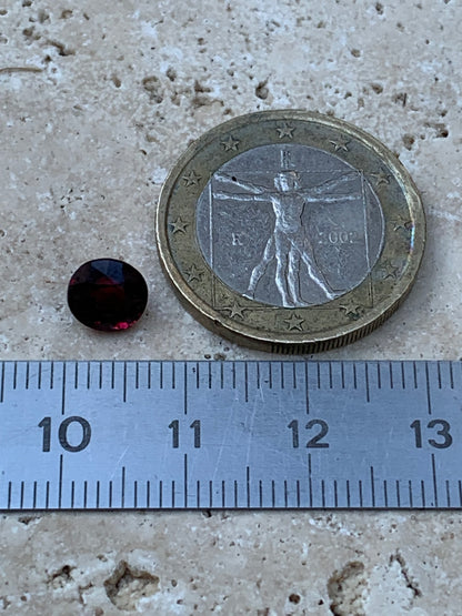 Grenat Almandin, pierre taillée de 7mm de diamètre x 5 - 2 carats. Parfait en bijouterie, collection ,exposition...