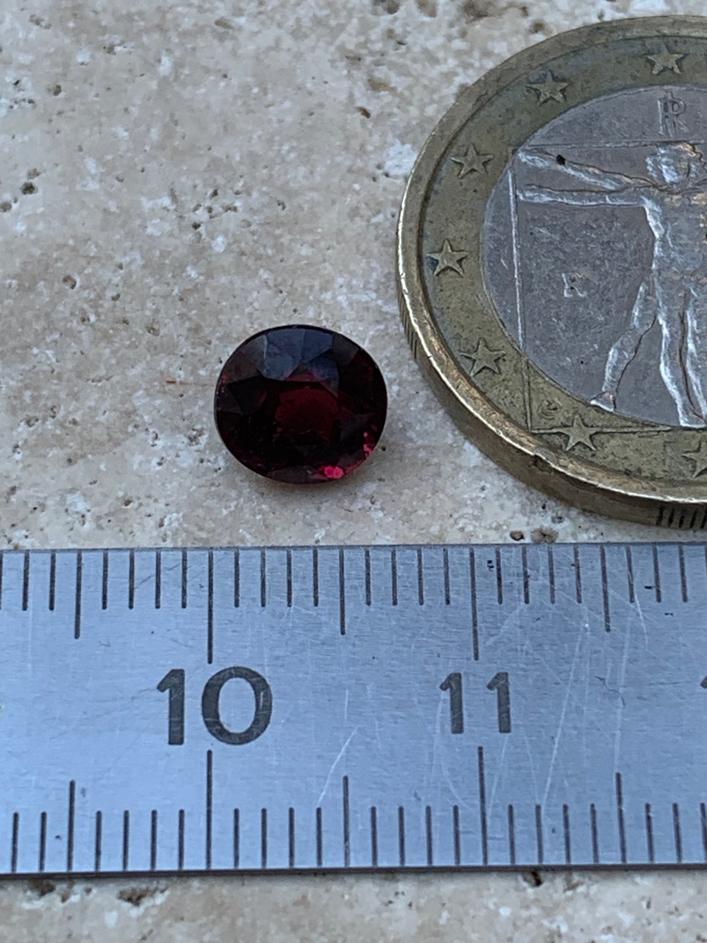 Grenat Almandin, pierre taillée de 7mm de diamètre x 5 - 2 carats. Parfait en bijouterie, collection ,exposition...