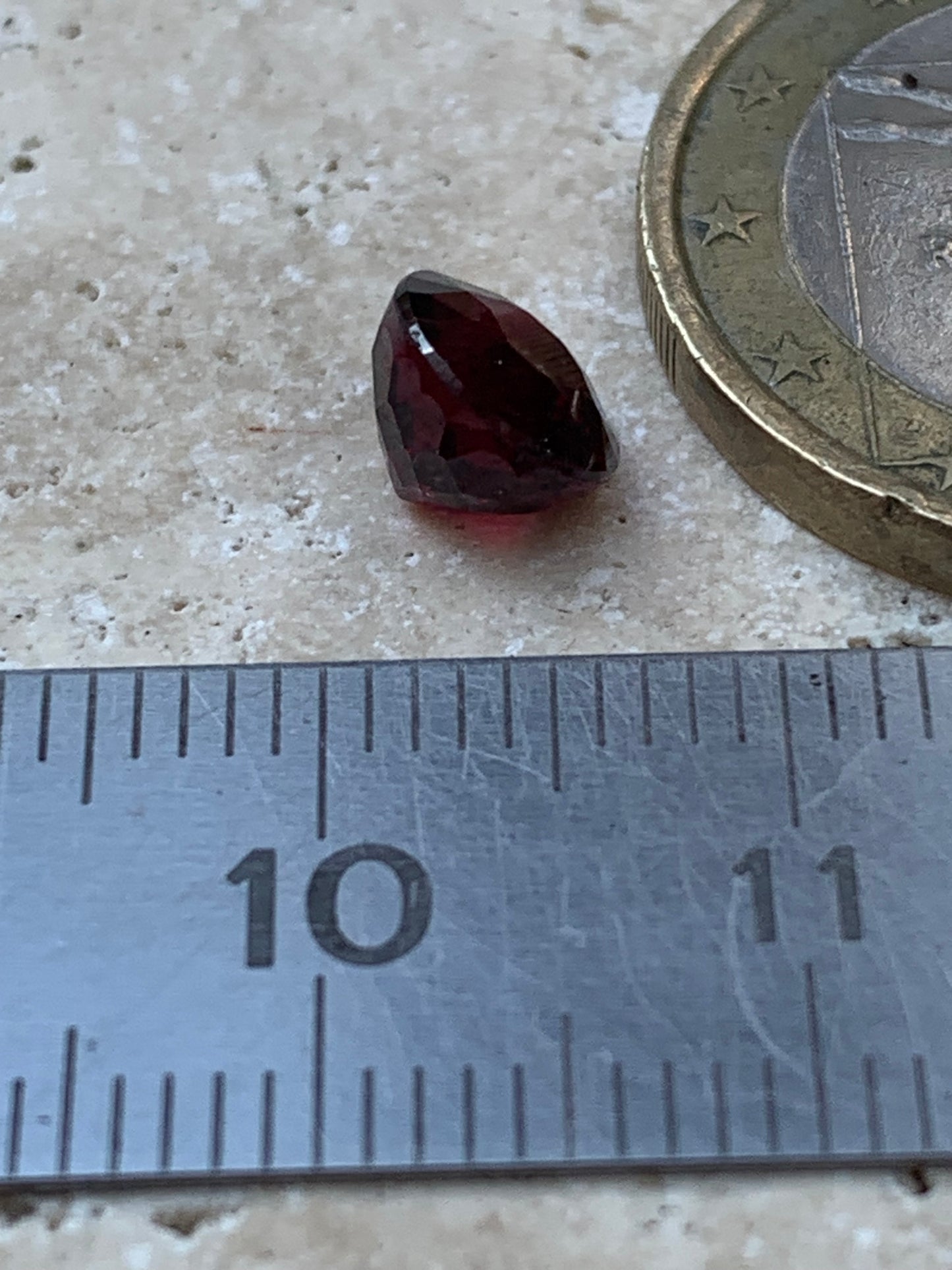 Grenat Almandin, pierre taillée de 7mm de diamètre x 5 - 2 carats. Parfait en bijouterie, collection ,exposition...