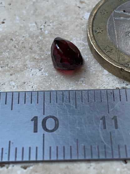 Grenat Almandin, pierre taillée de 7mm de diamètre x 5 - 2 carats. Parfait en bijouterie, collection ,exposition...