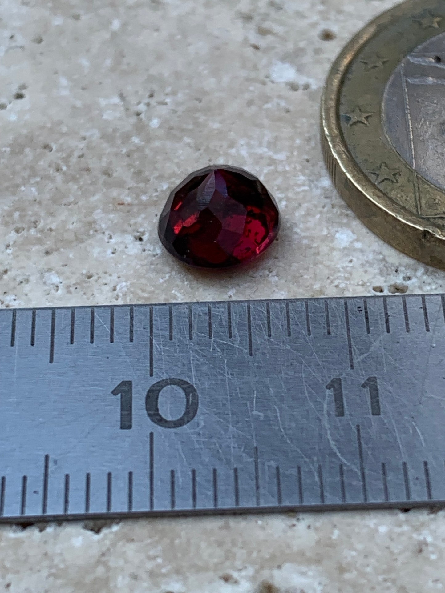 Grenat Almandin, pierre taillée de 7mm de diamètre x 5 - 2 carats. Parfait en bijouterie, collection ,exposition...