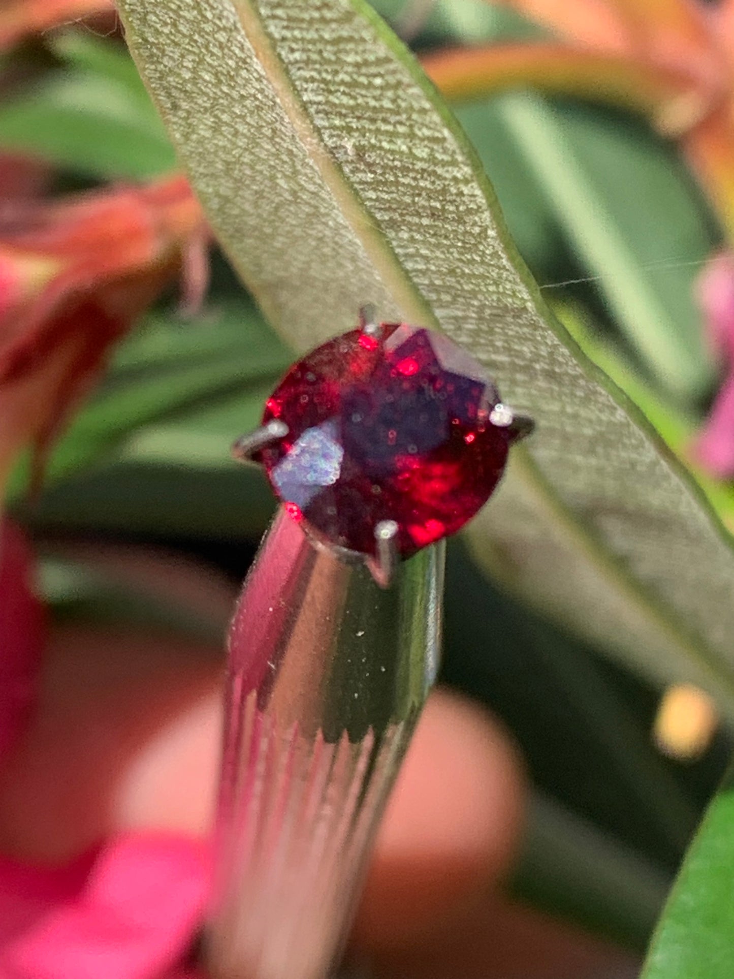 Grenat Almandin, pierre taillée de 7mm de diamètre x 5 - 2 carats. Parfait en bijouterie, collection ,exposition...