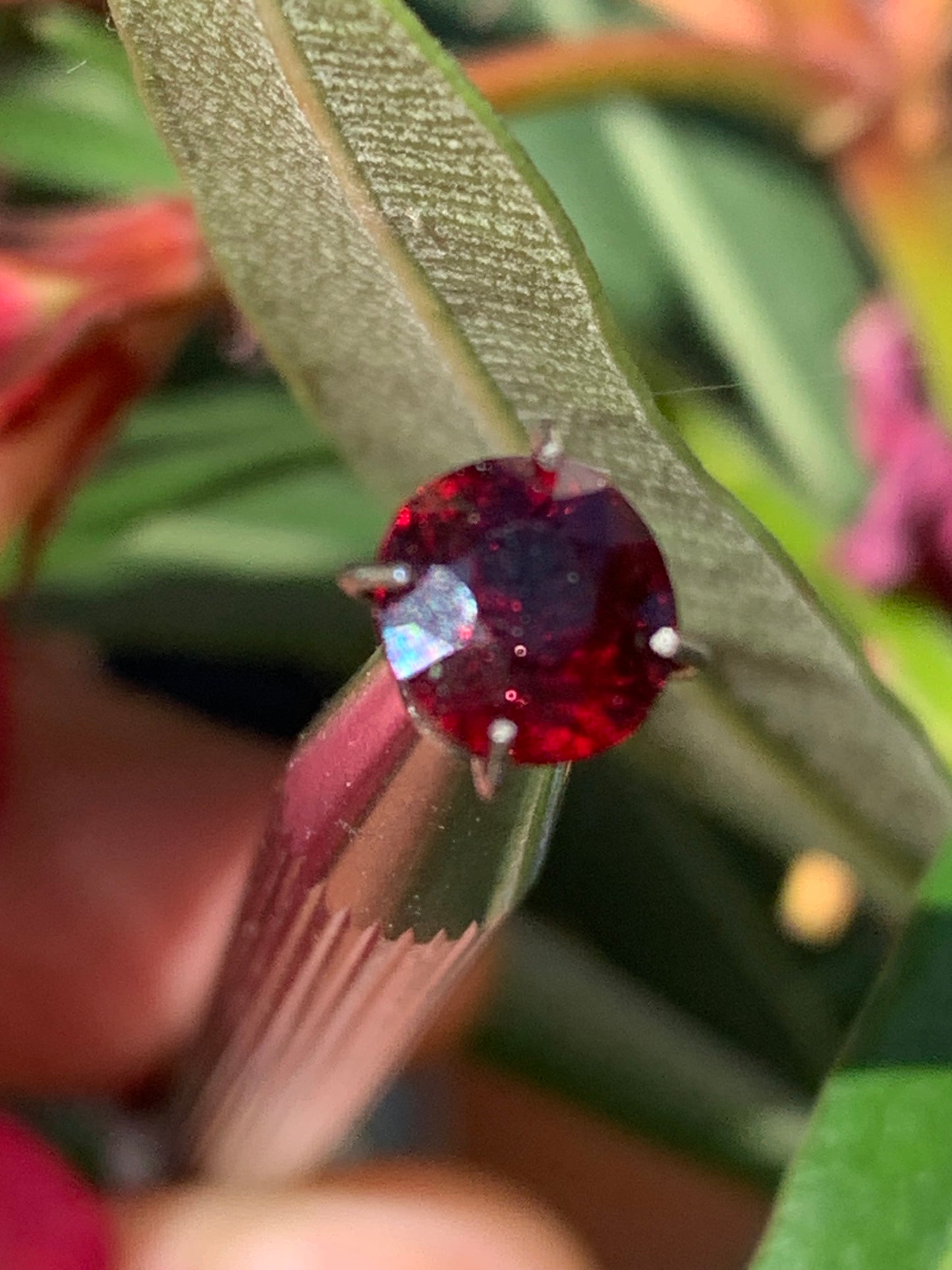 Grenat Almandin, pierre taillée de 7mm de diamètre x 5 - 2 carats. Parfait en bijouterie, collection ,exposition...