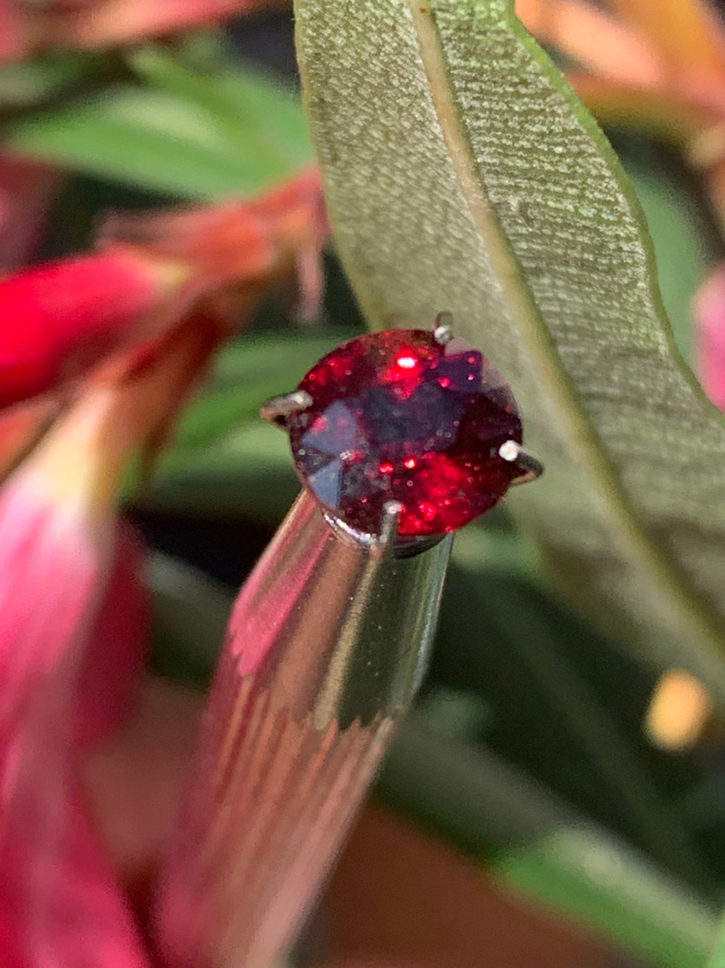 Grenat Almandin, pierre taillée de 7mm de diamètre x 5 - 2 carats. Parfait en bijouterie, collection ,exposition...